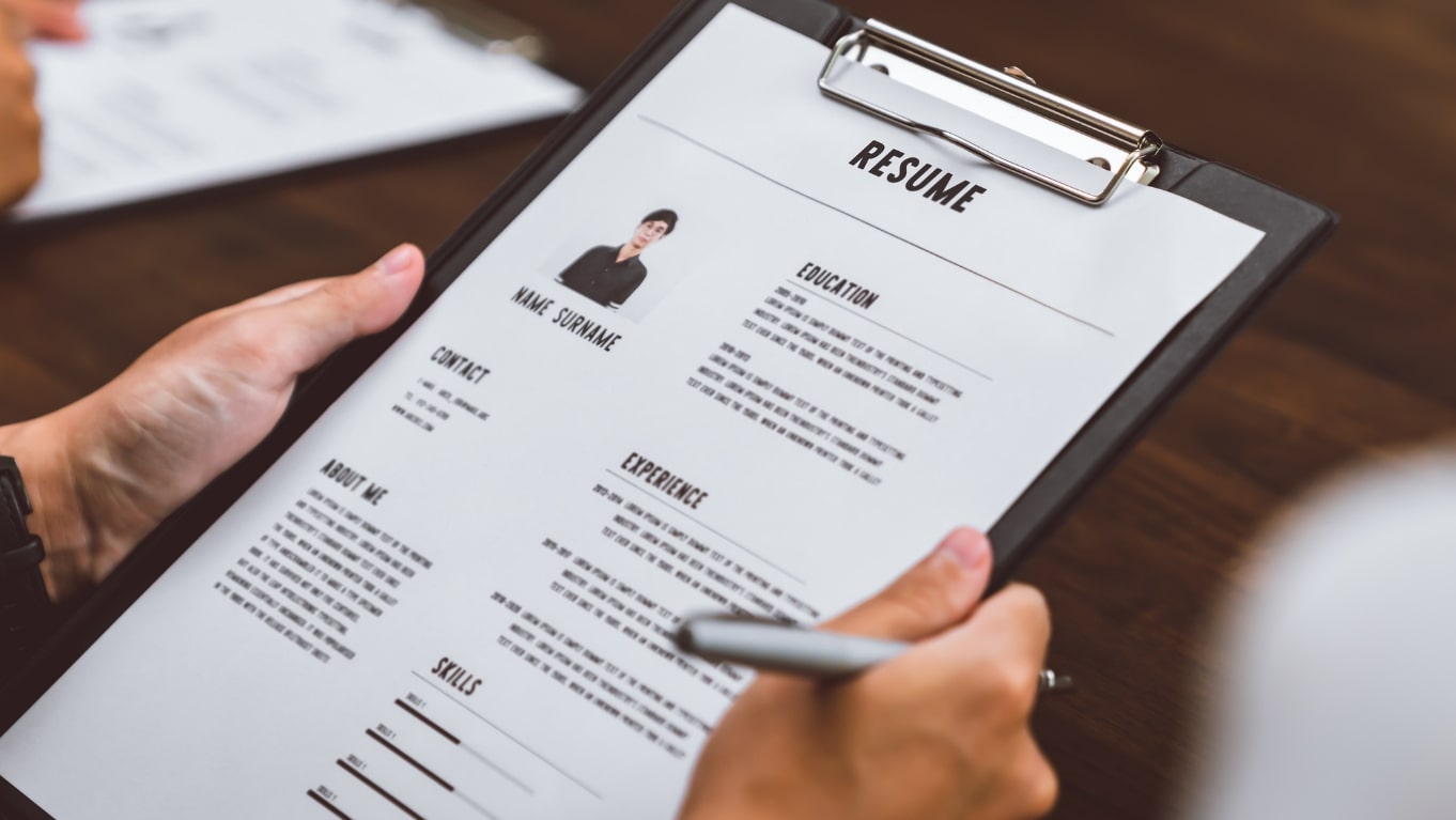 15 Contoh CV Bahasa Inggris Beserta Tips dan Template Gratis