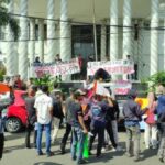 Protes Kerja Sama Sampah Tangsel,Pemuda Lempari Kantor Bupati Pandeglang dengan Telur-Bakar Sampah