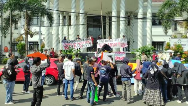 Protes Kerja Sama Sampah Tangsel,Pemuda Lempari Kantor Bupati Pandeglang dengan Telur-Bakar Sampah